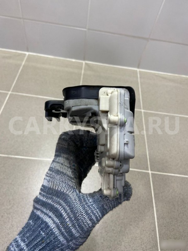 Замок двери задний правый Audi A4 2007 г Audi 200 оригинальный номер 8E0839016A