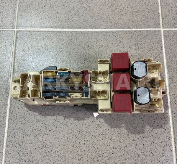 Блок предохранителей Toyota Crown 1993 JZS141 Toyota Crown оригинальный номер 8264130220