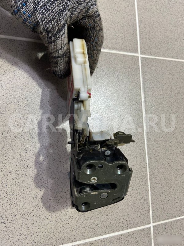 Замок двери задний левый Nissan Cube 1999 г Nissan Cube оригинальный номер 8255361U01