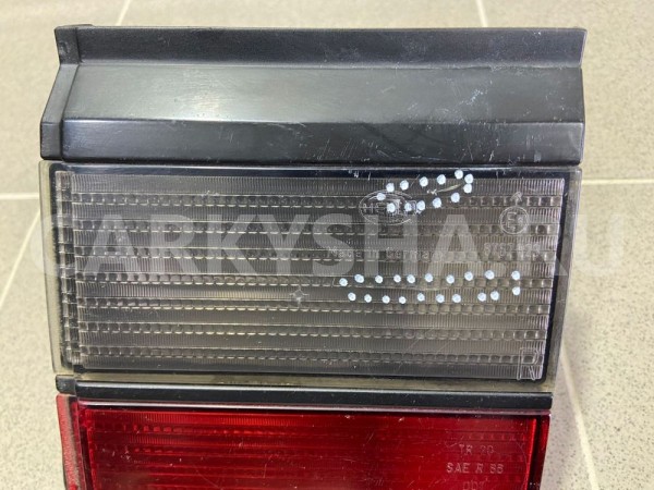 фонарь багажника правый VW Passat B3 1990 Volkswagen Passat оригинальный номер 357945108