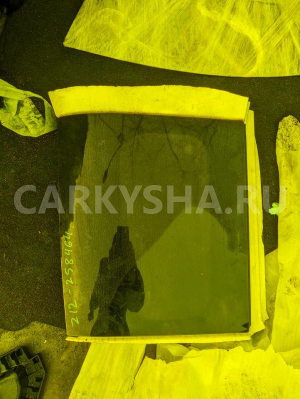 Стекло собачника Nissan Cube оригинальный номер 833011FA0A