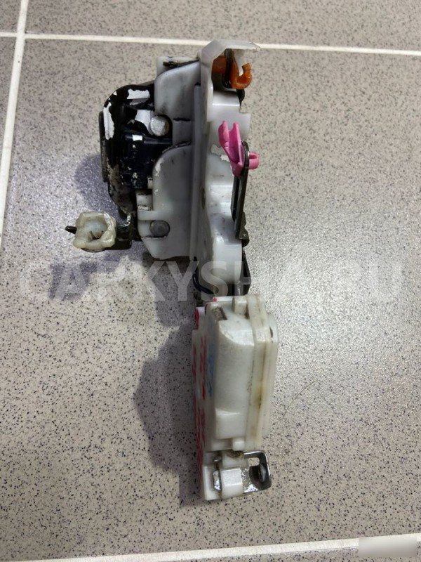 Замок двери задний правый Nissan Cube 1999 г Nissan Cube оригинальный номер 8255261U01