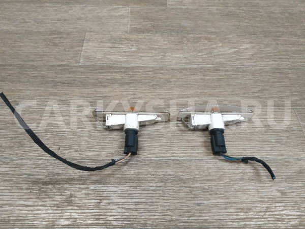 Повторитель на крыло белый Land Rover Freelander оригинальный номер CH9H2213N330A