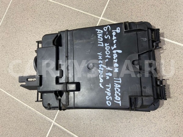 Корпус блока предохранителей Volkswagen Passat Volkswagen Passat оригинальный номер 8D0927355A