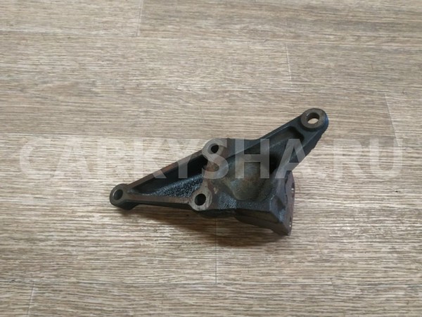 Кронштейн двигателя правый Toyota Avensis оригинальный номер 123150D040