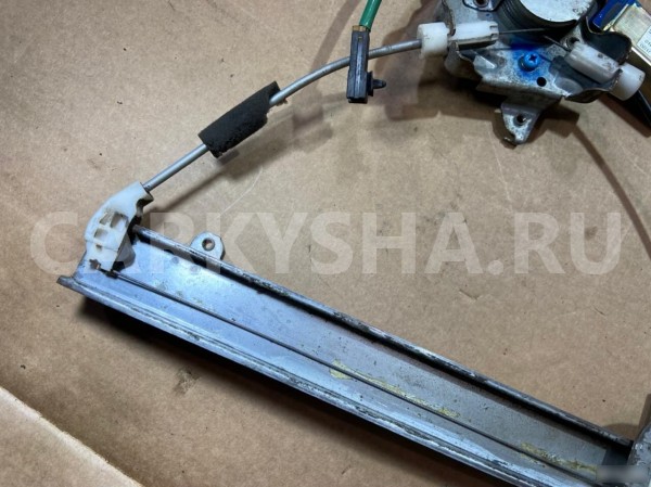 Стеклоподъемник задний левый Nissan Bluebird1998 Nissan Bluebird оригинальный номер 827313J100